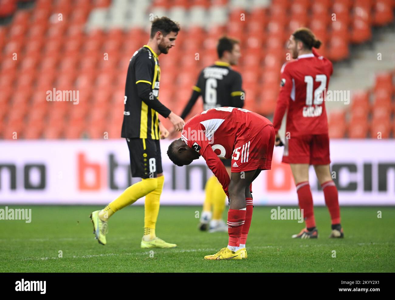 Die Spieler von SL16 reagieren während eines Fußballspiels zwischen dem SL16. FC und Lierse Kempenzonen am Freitag, den 02. Dezember 2022 in Lüttich, am 16. (Von 22) Tag der 1B. Division der belgischen Meisterschaft „Challenger Pro League“ von 2022-2023. BELGA FOTO JOHN THYS Kredit: Belga News Agency/Alamy Live News Stockfoto