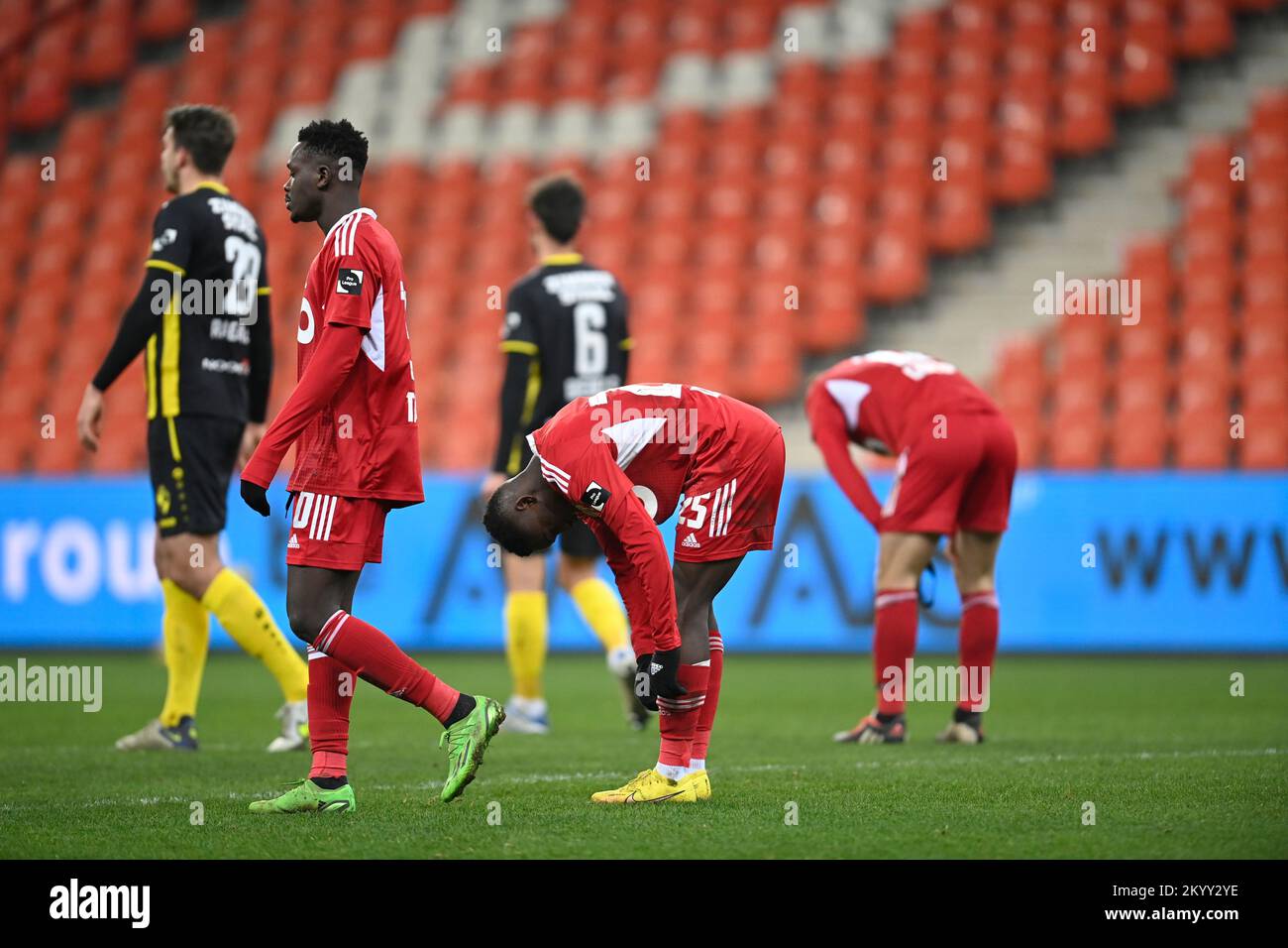 Die Spieler von SL16 reagieren bei einem Fußballspiel zwischen dem SL16. FC und Lierse Kempenzonen am Freitag, den 02. Dezember 2022 in Lüttich, am 16 1B. (Von 22) Tag der 2022-2023. Zweiten Division der belgischen Meisterschaft „Challenger Pro League“. BELGA FOTO JOHN THYS Kredit: Belga News Agency/Alamy Live News Stockfoto