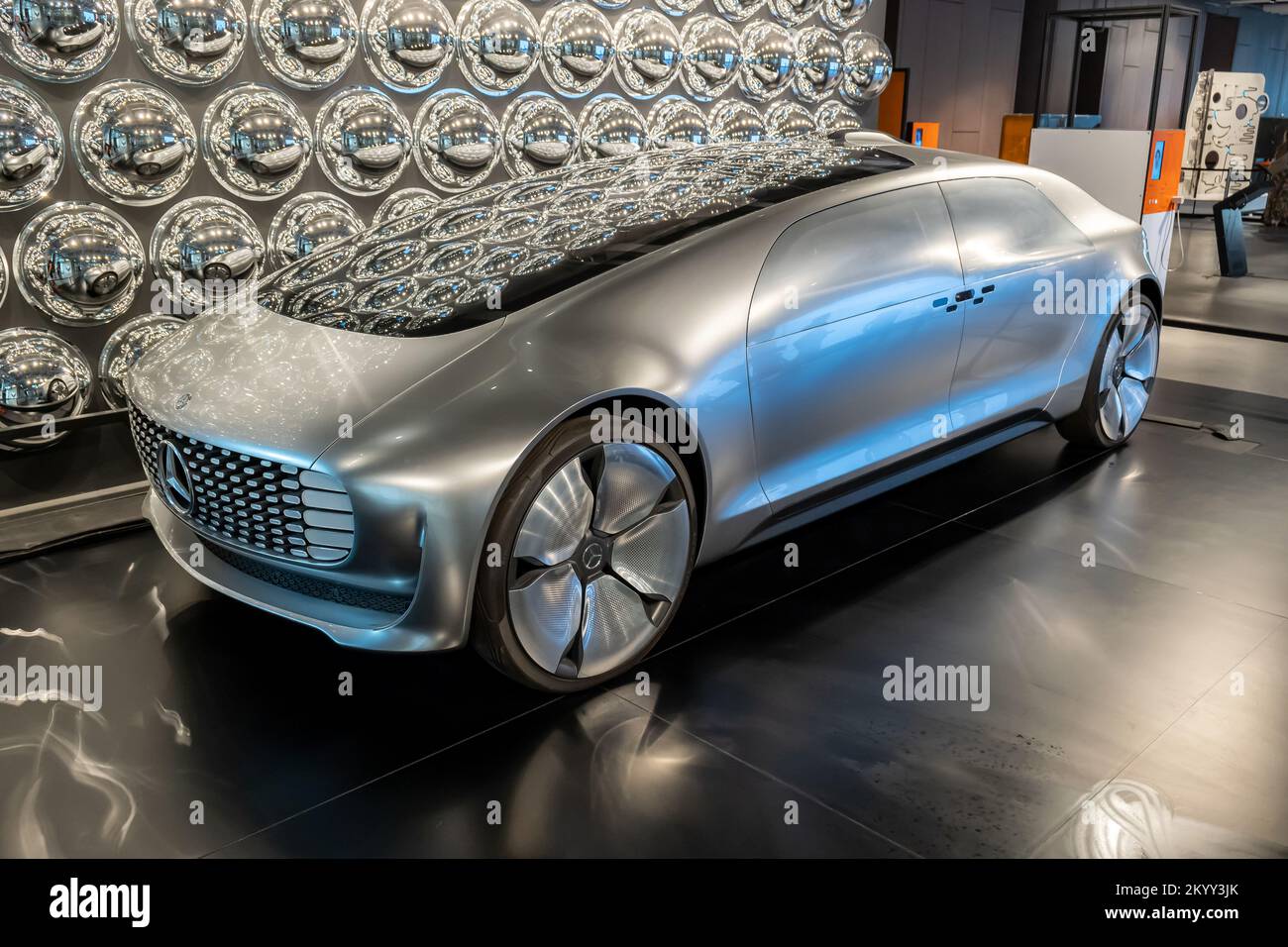 Mercedes Benz F 015 intelligentes autonomes selbstfahrendes Fahrzeug, futuristisches Elektroauto, Luxusautos, Zukunft des Transportwesens abstraktes Konzept, Ausstellung Stockfoto