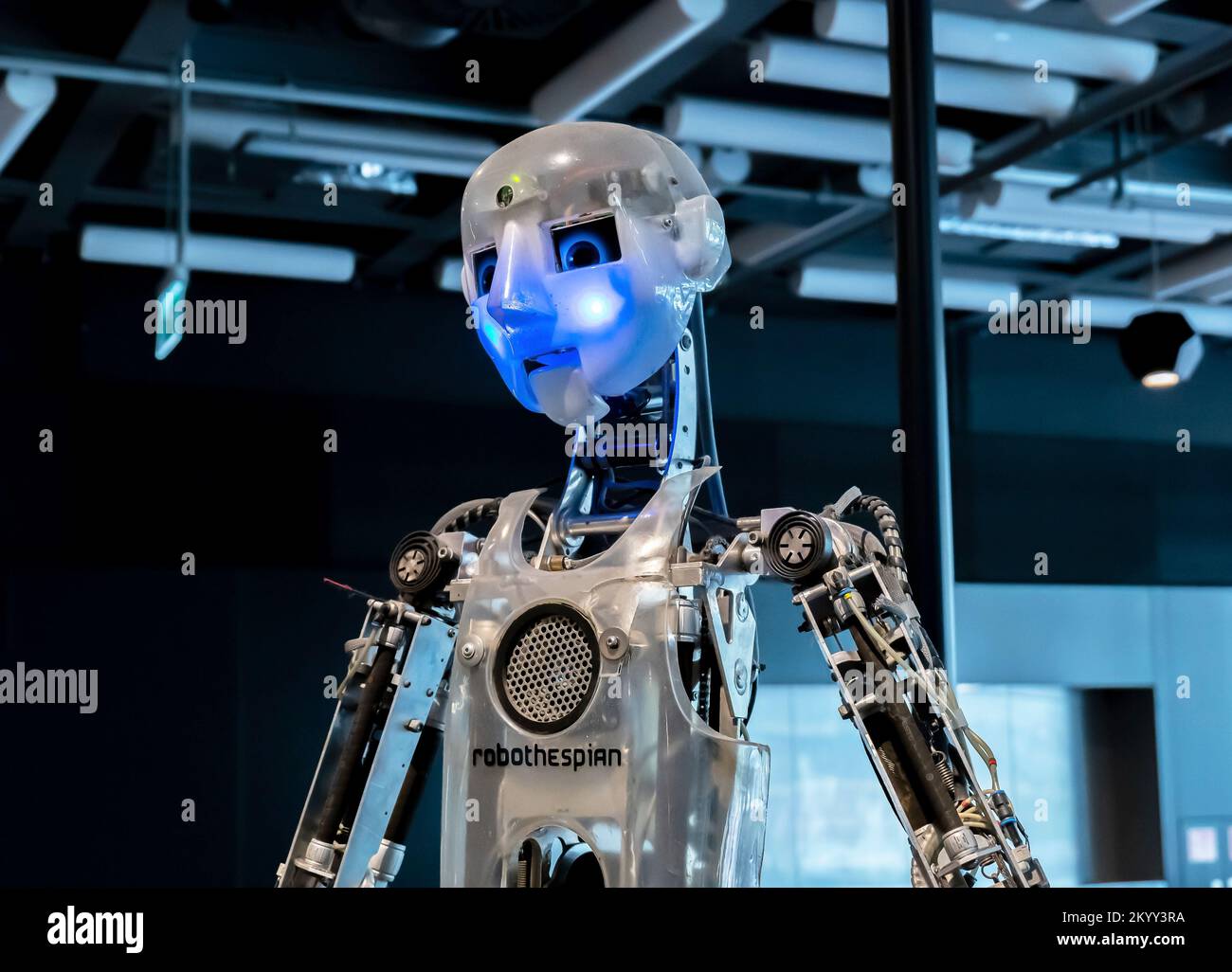 RoboThespian Engineered Arts moderner humanoider Roboter, Nahaufnahme, Porträt, zeigt menschliches Entertainment-Roboterkonzept, niemand. Robotertechnologie Stockfoto