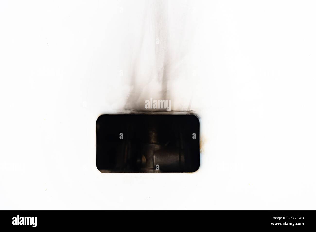 Herkömmlicher Wasserheizer im Badezimmer oder in der Küche, Gas aus, Objektdetails, Makro, extreme Nahaufnahme, Vorderansicht. Fossile Brennstoffe für den Hausgebrauch, zu wenig Gas Stockfoto