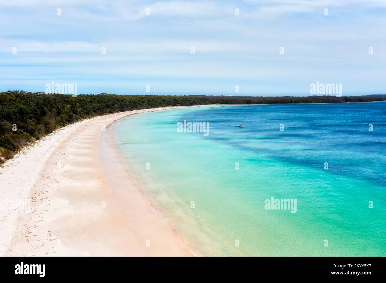 Flacher weißer Sandstrand an der Jervis Bay der australischen Pazifikküste - unvergleichliche Meereslandschaft. Stockfoto