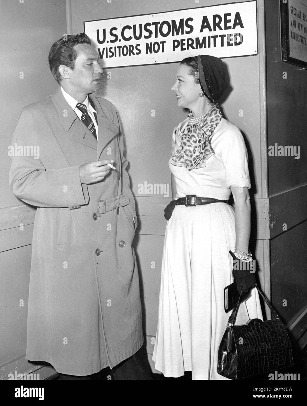 PETER FINCH und VIVIEN LEIGH am Idlewild Airport (jetzt John F. Kennedy International Airport) New York Ende Februar 1953 auf dem Weg nach Hollywood für Studio-Filme, nachdem sie aus Ceylon zum ELEFANTENSPAZIERGANG für Paramount Pictures kamen Stockfoto