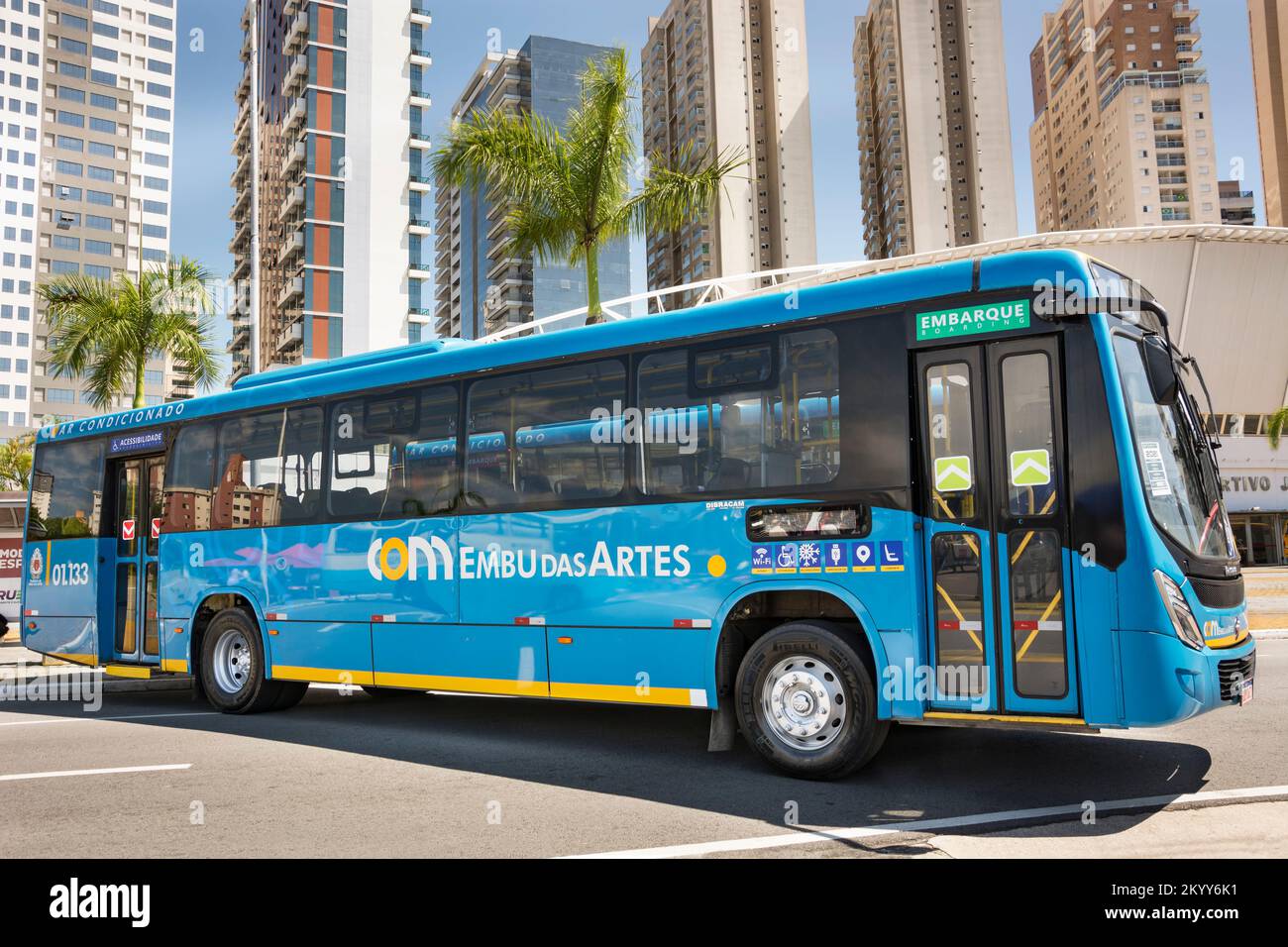 Busfahrzeug Marcopolo Torino Volksbus 17-230 OD Euro V 2021 auf der Ausstellung des Bus Brasil Fest 2022 in der Stadt Barueri, Brasilien. Stockfoto