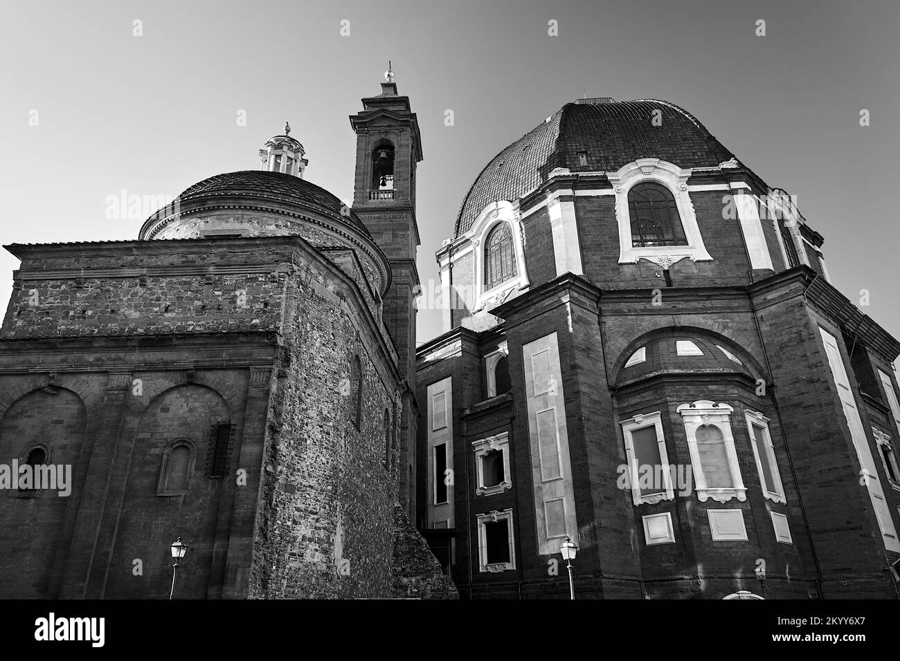 Kuppel und Kirchturm einer mittelalterlichen Kirche und historisches Mietshaus in der Stadt Florenz, Italien, monochrom Stockfoto