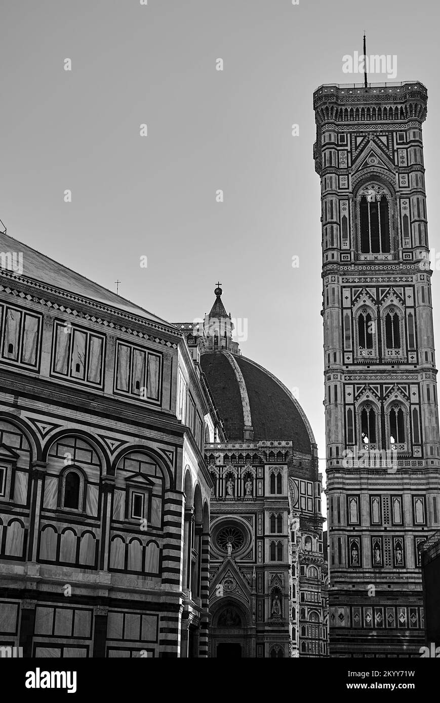 Mittelalterlicher Glockenturm und Kuppel der Kathedrale Santa Maria del Fiore in der Stadt Florenz, Italien, monochrom Stockfoto