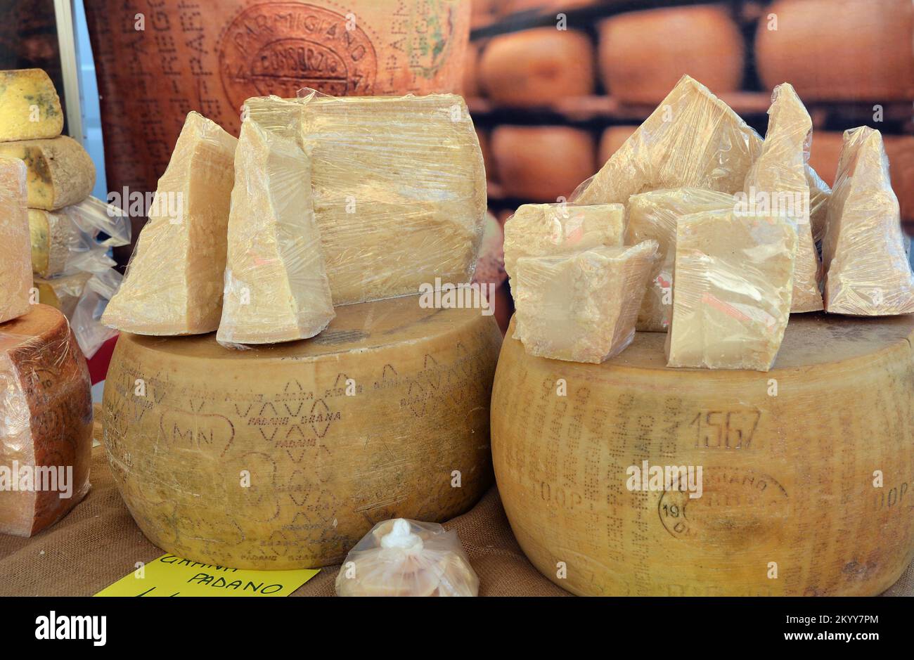 Castelnuovo, Piedmont, Italien -11-27-2022- Räder und Scheiben Parmigiano Reggiano e Grana Padano auf dem italienischen Markt. Stockfoto