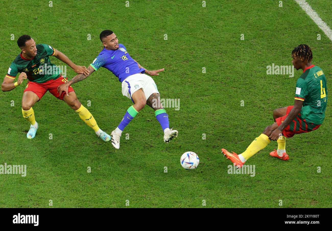 Lusail, Katar. 2.. Dezember 2022. Gabriel Jesus (C) aus Brasilien spielt mit Enzo Ebosse aus Kamerun während des Group G-Spiels bei der FIFA-Weltmeisterschaft 2022 im Lusail Stadium in Lusail, Katar, am 2. Dezember 2022. Kredit: Han Yan/Xinhua/Alamy Live News Stockfoto