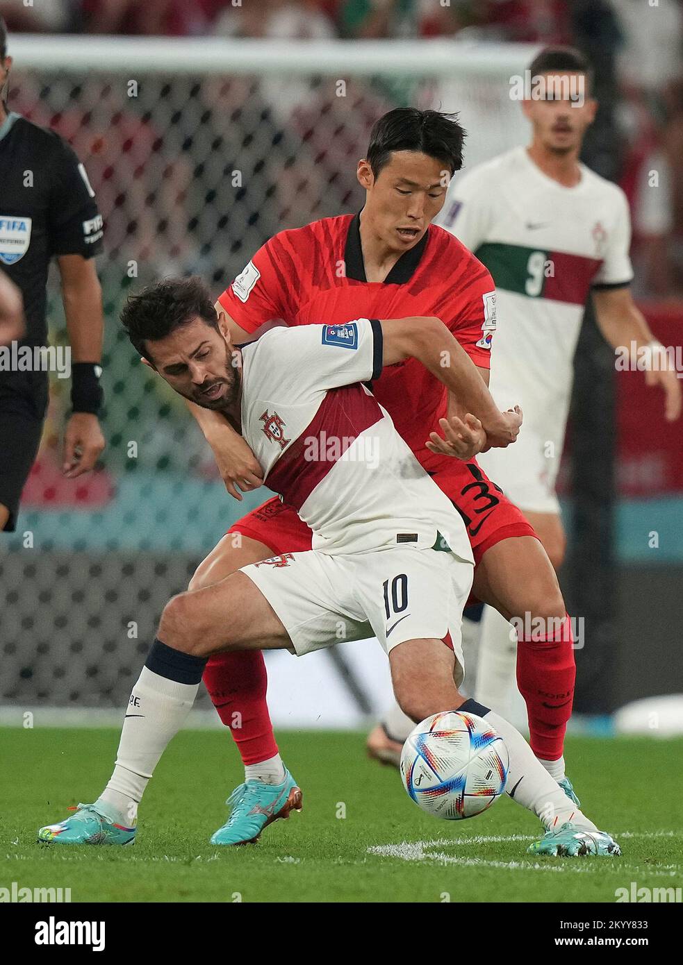 12/02/2022, Education City Stadium, Doha, QAT, Weltmeisterschaft FIFA 2022, Gruppe H, Südkorea gegen Portugal, im Bild des südkoreanischen Verteidigers Kim Jin-su, Portugals Mittelfeldspieler Bernardo Silva Stockfoto