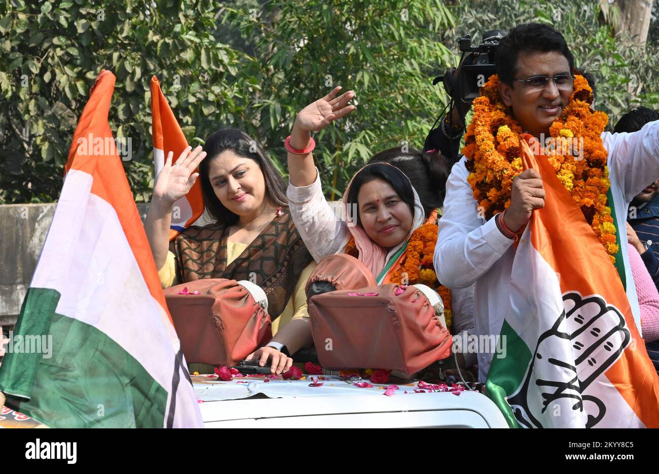 Neu-Delhi, Indien. 02.. Dezember 2022. NEU-DELHI, INDIEN - DEZEMBER 2: Kongressführer Nagma mit DPCC-Präsident Anil Choudhary während einer Roadshow zur Wahlkampagne für die bevorstehenden MCD-Wahlen in Patparganj am 2. Dezember 2022 in Neu-Delhi, Indien. (Foto: Ajay Aggarwal/Hindustan Times/Sipa USA) Guthaben: SIPA USA/Alamy Live News Stockfoto