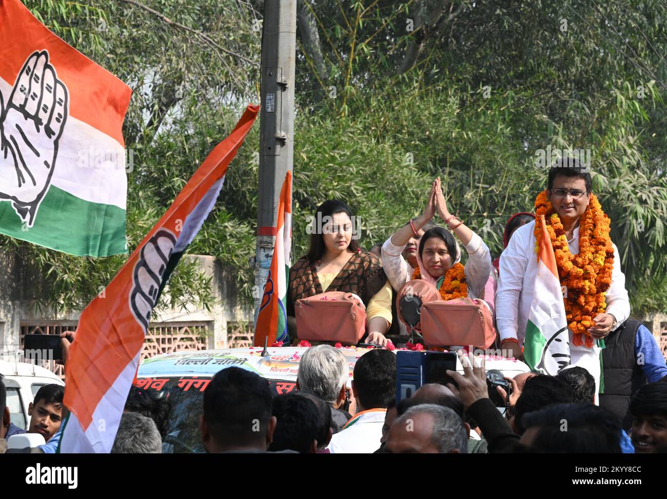 Neu-Delhi, Indien. 02.. Dezember 2022. NEU-DELHI, INDIEN - DEZEMBER 2: Kongressführer Nagma mit DPCC-Präsident Anil Choudhary während einer Roadshow zur Wahlkampagne für die bevorstehenden MCD-Wahlen in Patparganj am 2. Dezember 2022 in Neu-Delhi, Indien. (Foto: Ajay Aggarwal/Hindustan Times/Sipa USA) Guthaben: SIPA USA/Alamy Live News Stockfoto