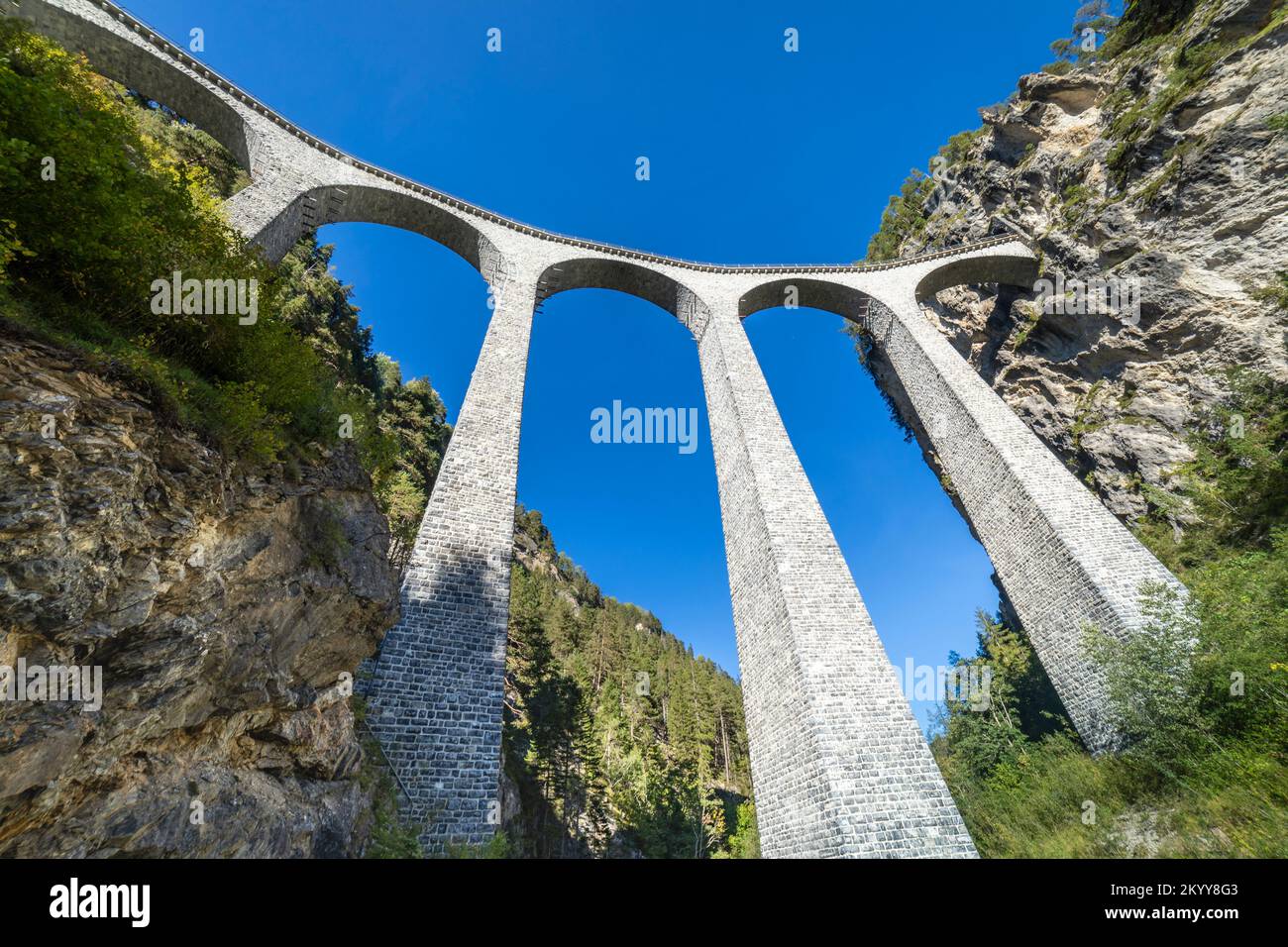 Schweizer Zug über die Landwasserbrücke in den alpen, Graubunden, Schweiz Stockfoto
