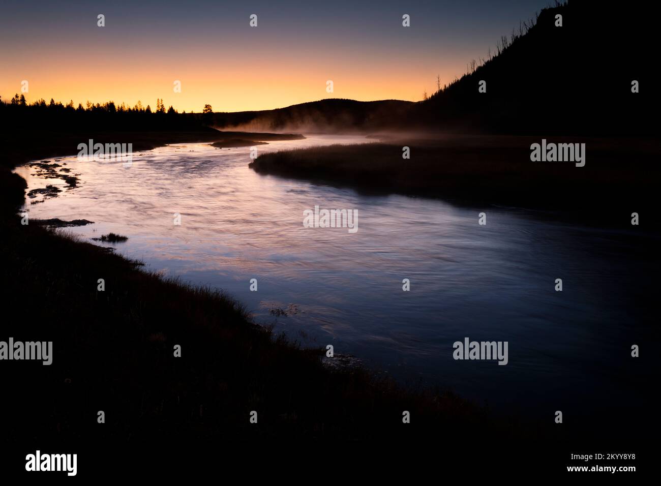 WY05142-00....Wyoming - Sonnenaufgang am Madison River im Yellowstone-Nationalpark. Stockfoto