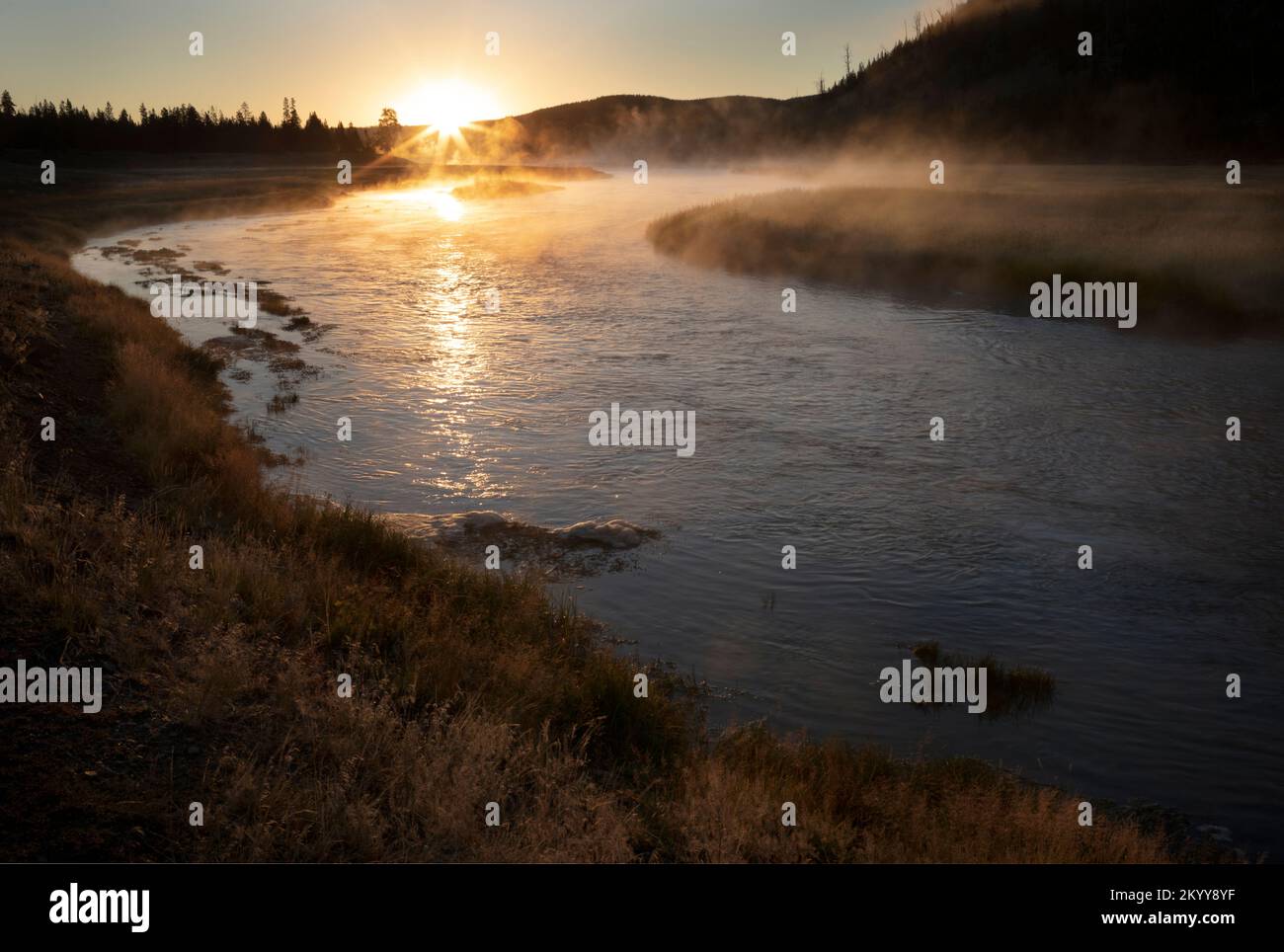 WY05148-00....Wyoming - Sonnenaufgang über dem Madison River im Yellowstone-Nationalpark. Stockfoto