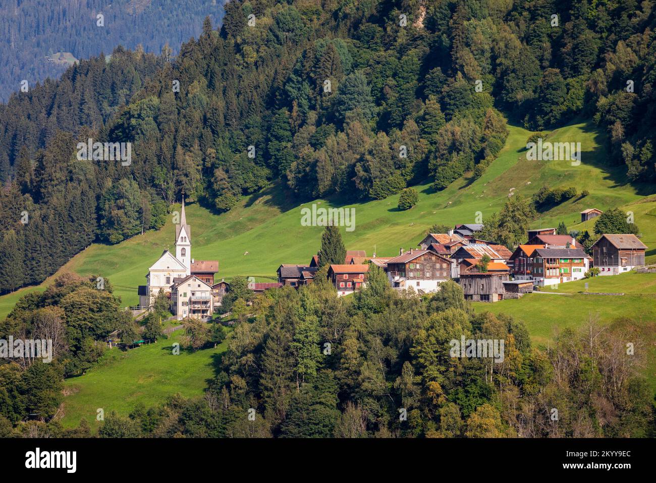 Idyllische Dorflandschaft im Engadintal, Schweizer Alpen, Schweiz Stockfoto