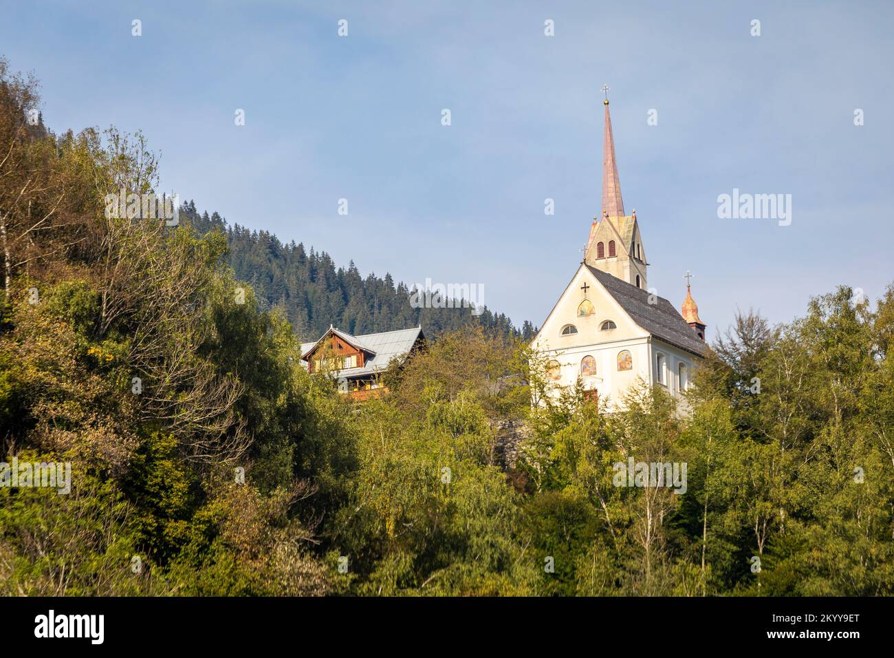 Idyllische Kirchenlandschaft im Engadintal, Schweizer Alpen, Schweiz Stockfoto