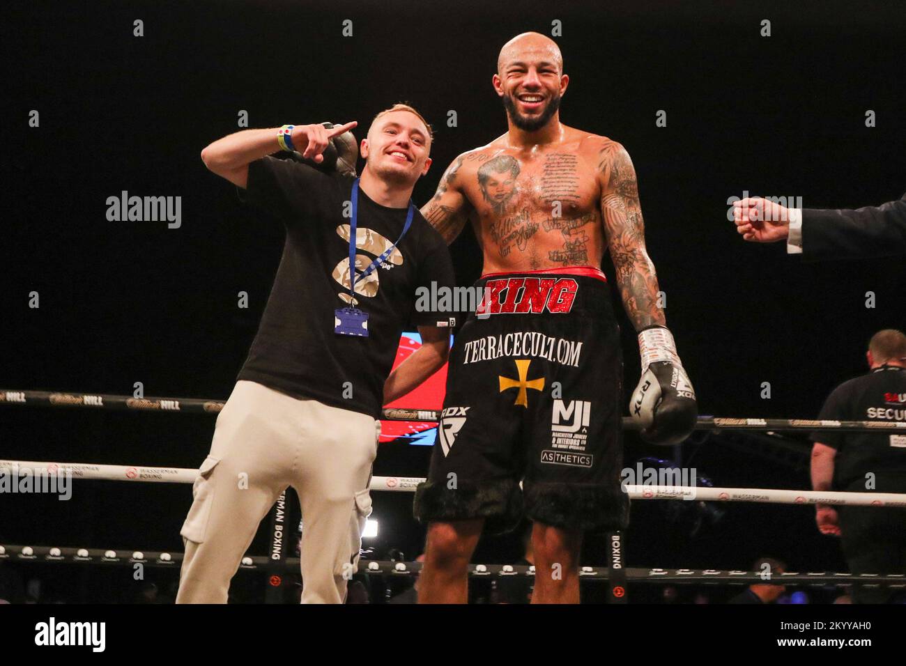 Newcastle, Großbritannien. 02.. Dezember 2022. Lyndon Arthur posiert mit Sunny Edwards, nachdem er Joel McIntyre während der British Super-Welterweight Championship: Troy Williamson vs. Josh Kelly in utilita Arena, Newcastle Upon Tyne, Großbritannien, 2.. Dezember 2022 geschlagen hat ( Kredit: Dan Cooke/Alamy Live News Stockfoto