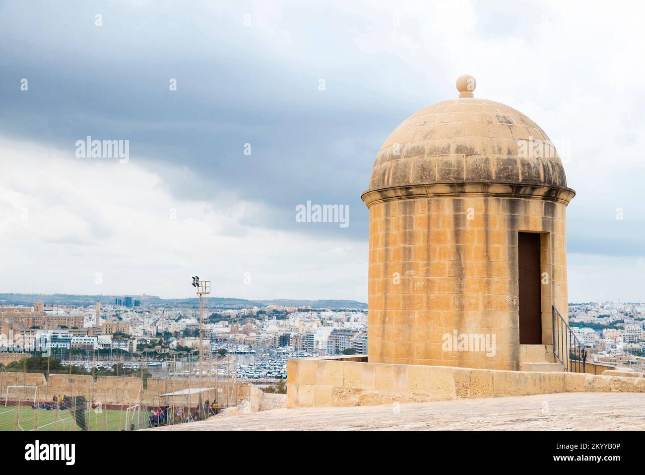 Valletta, Malta - 12. November 2022: Festung aus dem 16.. Jahrhundert, Wachturm, Fußballplatz und Blick auf die Msida Yacht Marine von der St. John Bast Stockfoto