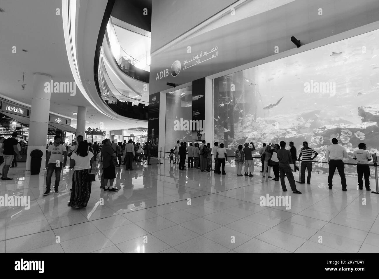 DUBAI - 15. OKTOBER 2014: Im Inneren der Dubai Mall. Die Dubai Mall befindet sich in Dubai und ist Teil des 20 Milliarden Dollar teuren Downtown Dubai Komplexes, und Stockfoto