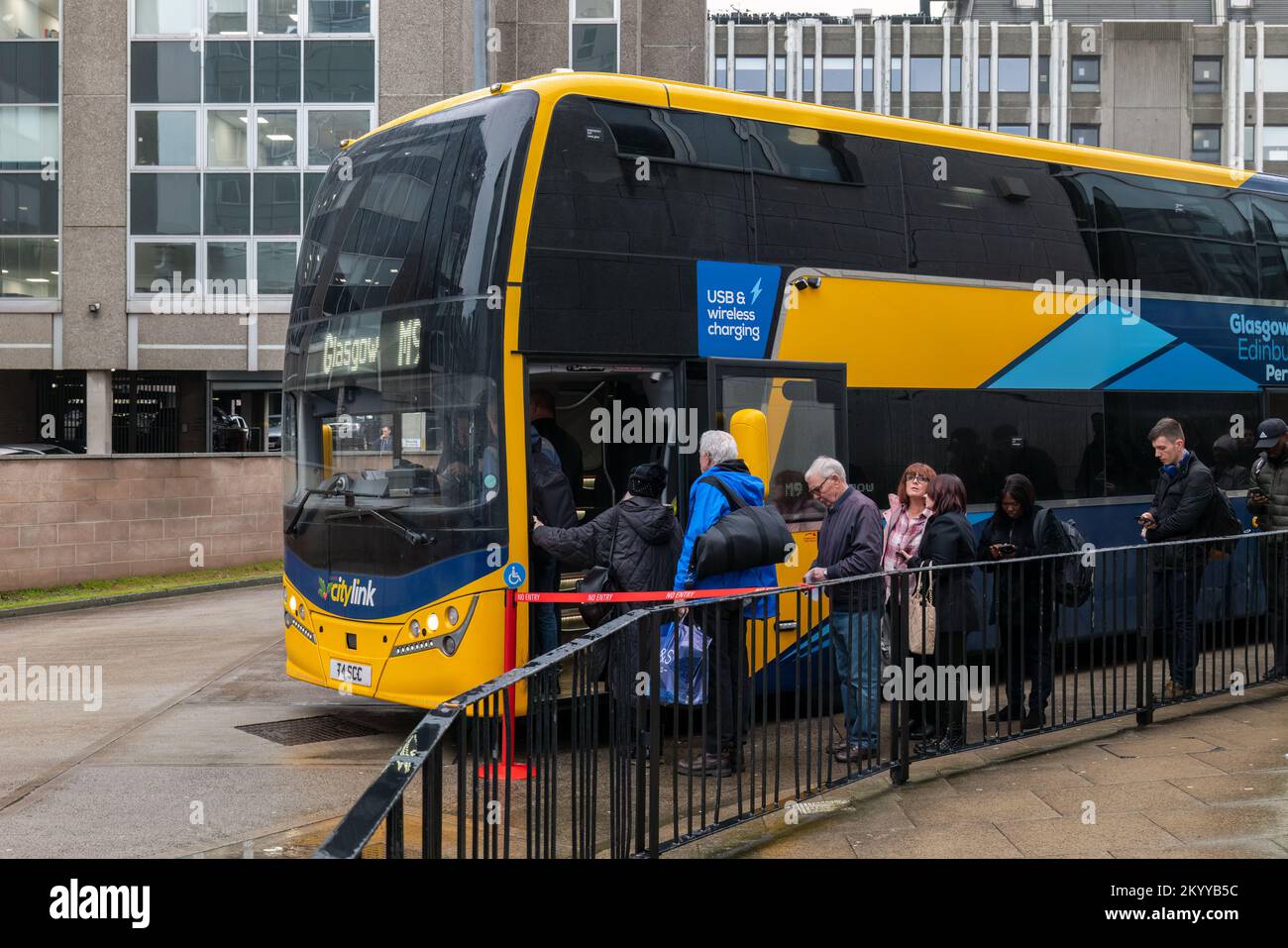 1. Dezember 2022 Aberdeen, Schottland. Dies sind Passagiere, die in den Citylink-Bus nach Glasgow einsteigen Stockfoto