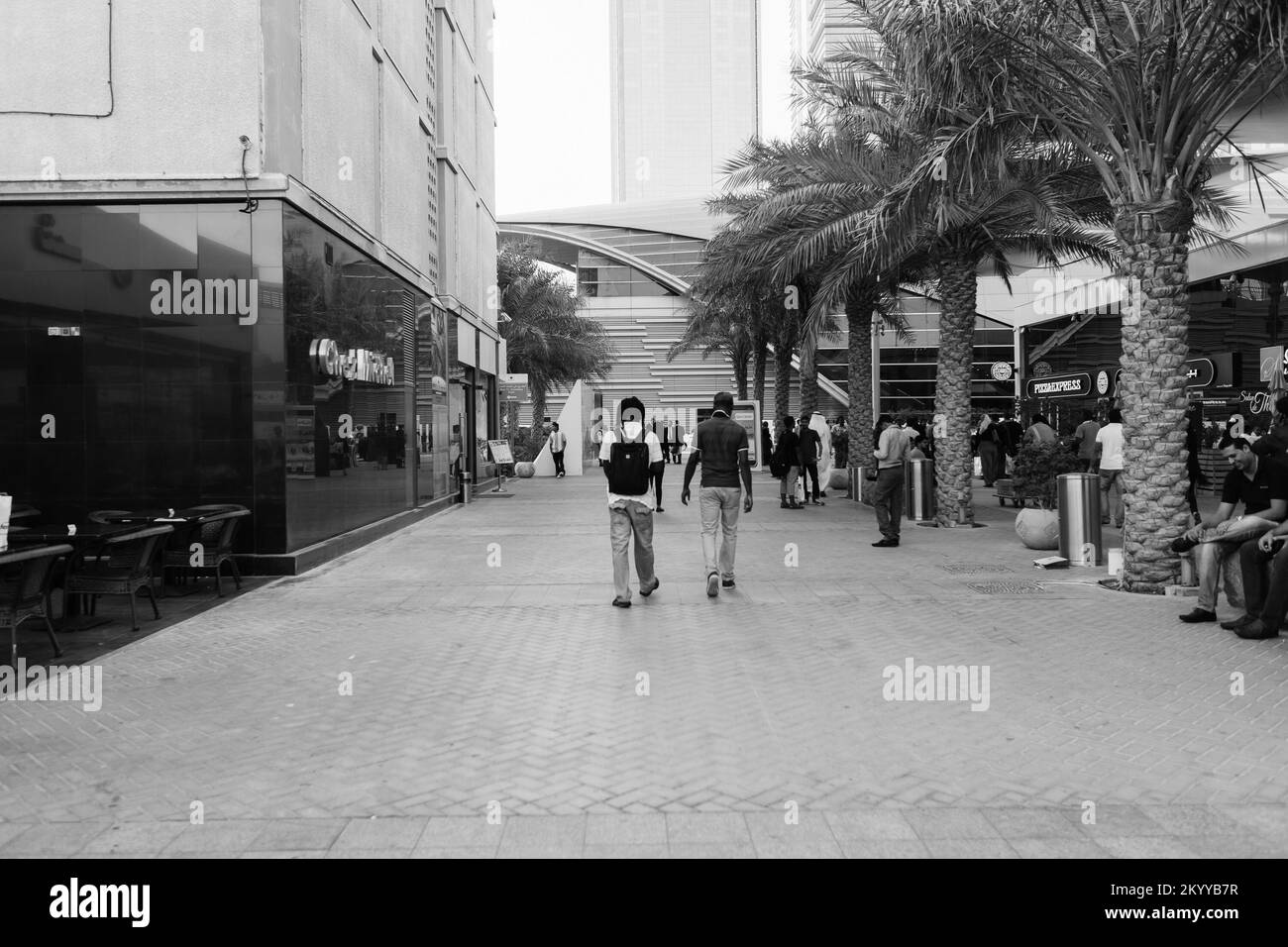 DUBAI - OCTTOBER 16, 2014: In der Nähe des Messegeländes. Dubai ist die bevölkerungsreichste Stadt und Emirat in den Vereinigten Arabischen Emiraten und das zweitgrößte Emirat Stockfoto