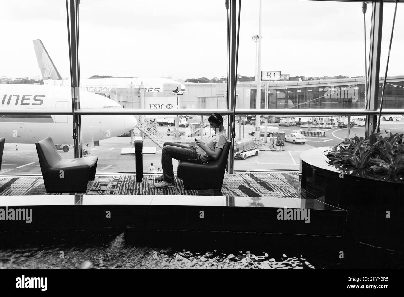 SINGAPUR - 03. NOVEMBER 2015: Passagier am Flughafen Changi. Der Flughafen Singapur Changi ist der zivile Hauptflughafen von Singapur und einer der La Stockfoto