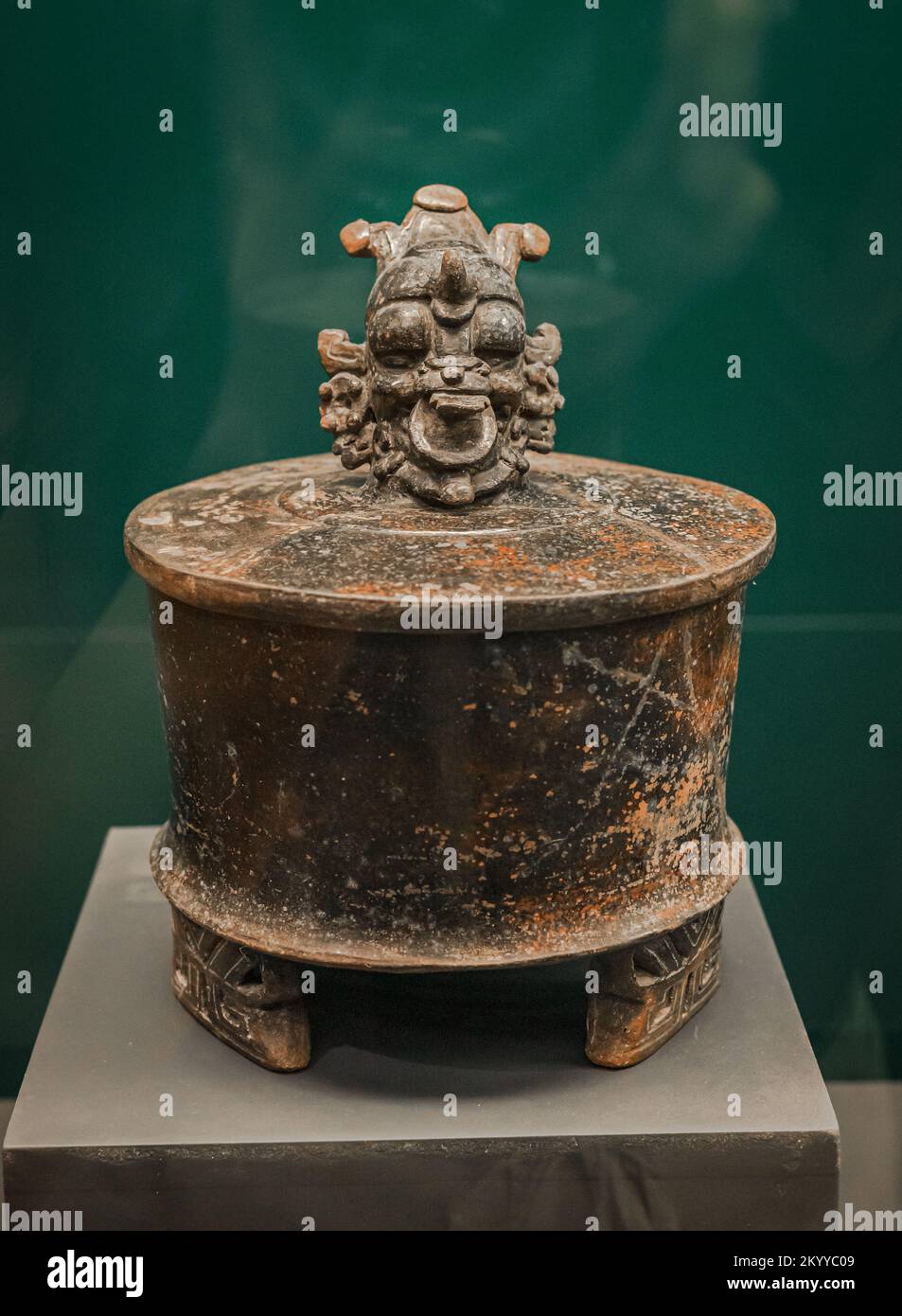 Maya-Schiff, das ein Opfer für König Tuun Kʼabʼ Hix war, gefunden in Calakmul, Campeche. Frühe klassische Periode. Stockfoto