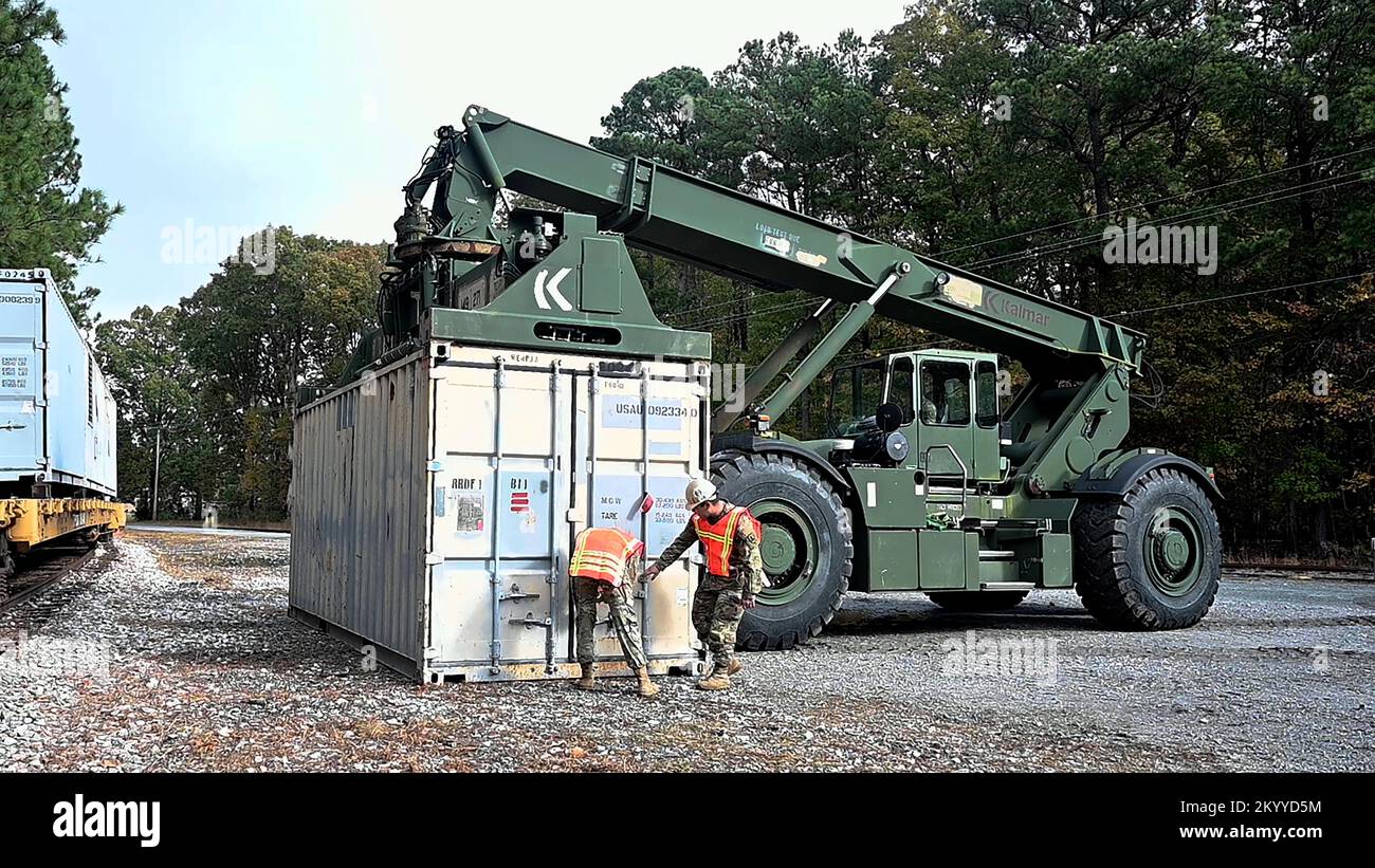 USA Justin Blakeslee, Left und U.S. Army Sgt. Isaac Rosas inspiziert bei der 331. Transportation Company einen 44 m x 20 m großen Frachtcontainer, bevor er im Rahmen der Operation Deep Freeze auf einem Eisenbahnwaggon in Joint Base Langley-Eustis, Virginia, am 16. November 2022 platziert wird. Der Inhalt der Container wird zum McMurdo-Bahnhof in der Antarktis transportiert und wird die National Science Foundation unterstützen. (USA Air Force Foto von Abraham Essenmacher) Stockfoto