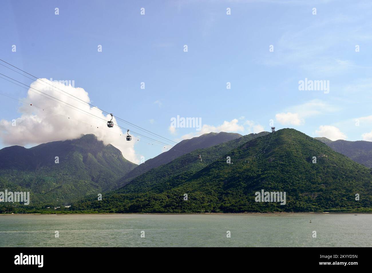 HONGKONG - 04. JUNI 2015: Ngong Ping 360 über die Tung Chung Bay. Das Ngong Ping 360 ist ein Tourismusprojekt auf der Insel Lantau in Hongkong Stockfoto