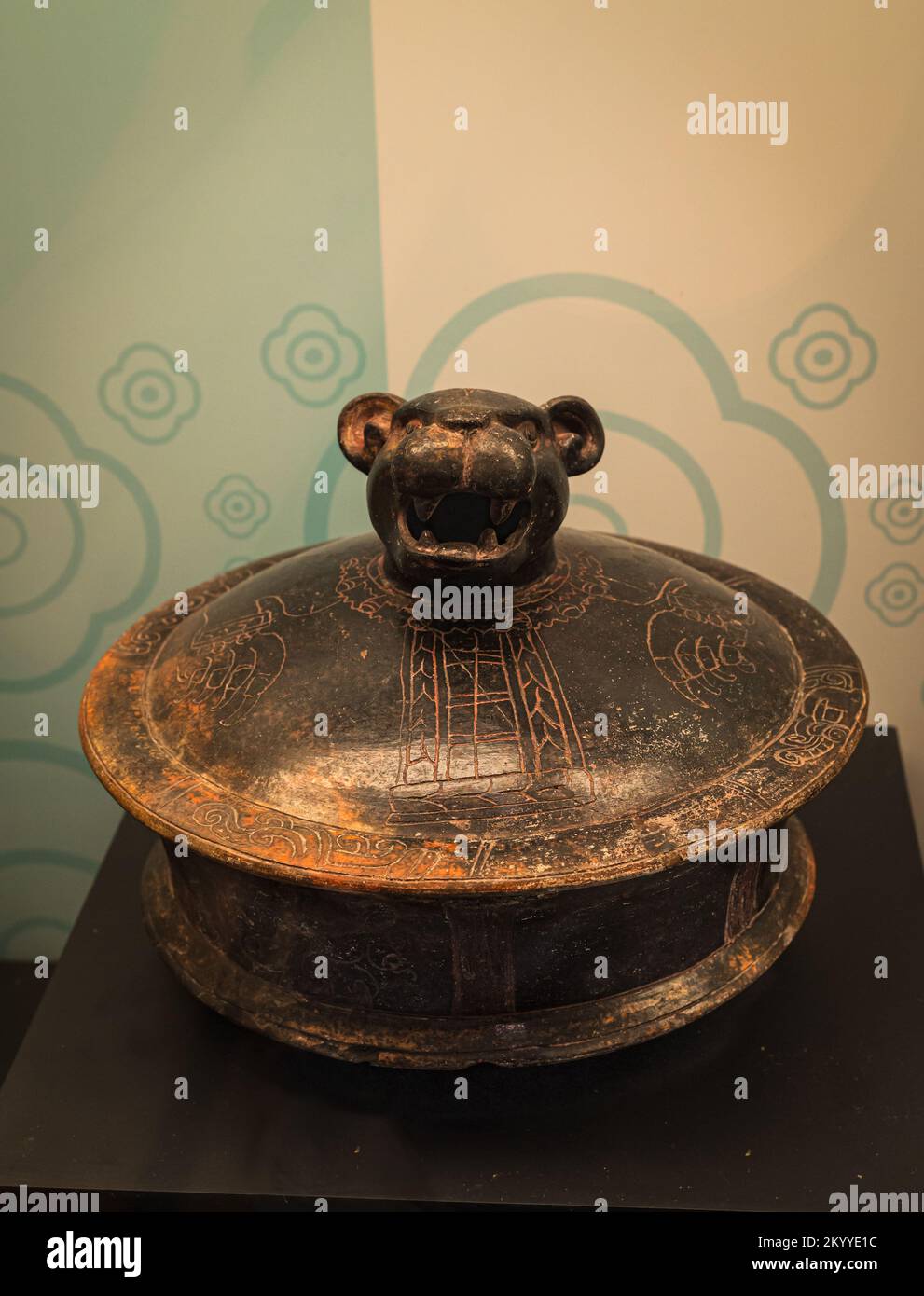 Keramiktopf aus Maya-Steingut mit jaguar Kopf. Früher Klassiker, Campeche, Mexiko. Stockfoto