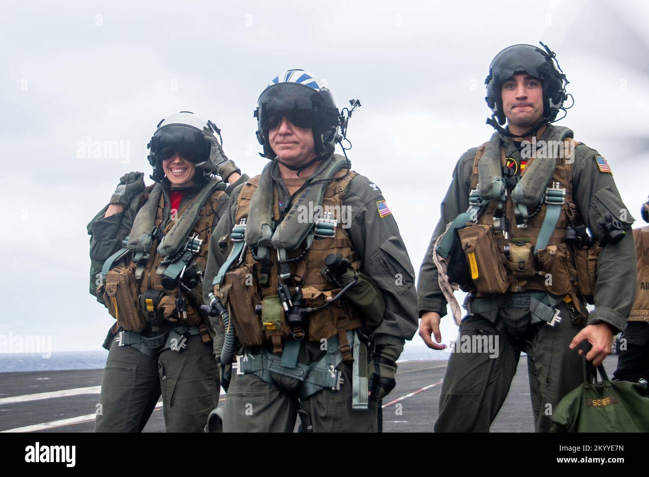 221202-N-BR419-1252 PHILIPPINE SEA (2. Dezember 2022) Captain Daryle Cardone, Center, kommandierender Offizier der USA Der einzige nach vorn eingesetzte Flugzeugträger der Navy, USS Ronald Reagan (CVN 76), verlässt am 2. Dezember auf dem Flugdeck der Philippinischen See ein an die Tigerschwänze der Airborne Early Warning Squadron (VAW) 125 angebrachtes E-2D Hawkeye. E-2D Hawkeyes führen taktische Frühwarnmissionen durch, um der Carrier Strike Group (CSG) 5 bei der Planung und Durchführung von Operationen wertvolle Informationen zur Verfügung zu stellen. Ronald Reagan, das Flaggschiff von CSG 5, ist eine kampfbereite Truppe, die schützt und verteidigt Stockfoto