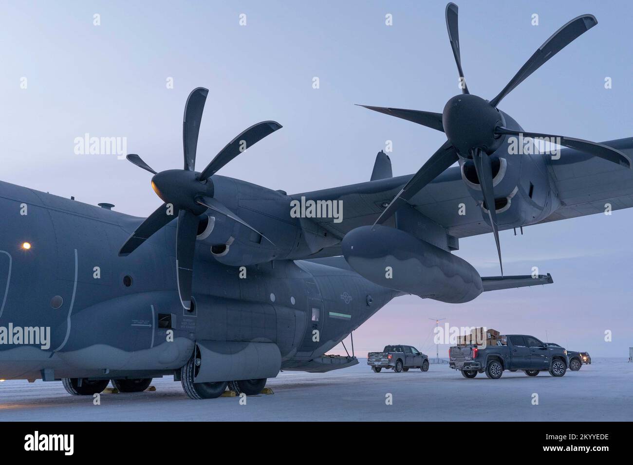 Santa, Mrs. Claus und mehr als drei Dutzend Elfen von der Alaska Air and Army National Guard haben sich mit der Heilsarmee zusammengetan, um 191 Kindern in Nuiqsut, Alaska, am 29. November 2022 1.420 Geschenke, Hygieneartikel und Bücher in Höhe von Pfund zu liefern. Die Alaska Air National Guard HC-130J Combat King II feierte 67 Jahre Operation Santa Claus, einen 176. Flügel, und diente als Schlitten des Weihnachtsmanns und lieferte der Gemeinde North Slope Borough eine gute Nachricht. (Alaska Air National Guard Foto von Major Chelsea Aspelund) Stockfoto