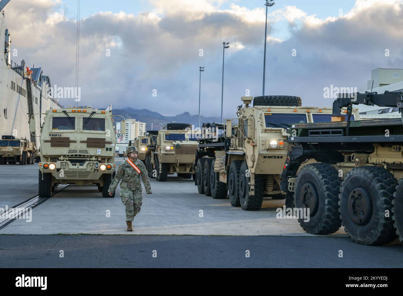 Soldaten, die dem 8.. Theater Sustainment Command, der 25.. Infanterie Division, der 599.. Transportwaffenbrigade, der 402.. Army Field Support Brigade, Auftragnehmern des Verteidigungsministeriums und Elementen aus den USA zugewiesen wurden Die Navy lud Militärfahrzeuge als Teil der Armee vorpositionierter Stock 3 Fix-Forward (über Wasser) aus den USA herunter Marineschiff Watson in Honolulu, Hawaii, 1. Dezember 2022. Die APS-3-Mission demonstriert die Leitung und Kontrolle der APS-3-Operationen durch das 8. Theater Sustainment Command und bewertet die operative Flexibilität, um die strategische Bereitschaft zu gewährleisten. Wie die USA Indopazifischer Materialintegrator, t Stockfoto