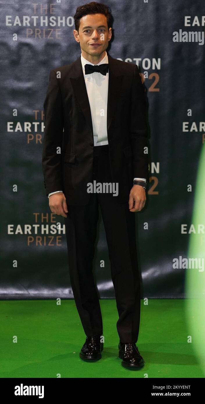 Der Schauspieler Rami Malek kommt zur zweiten jährlichen Preisverleihung für die Erdschleusen in der MGM Music Hall in Fenway, Boston, Massachusetts, an, bei der die Gewinner des Jahres 2022 vorgestellt werden. Stockfoto