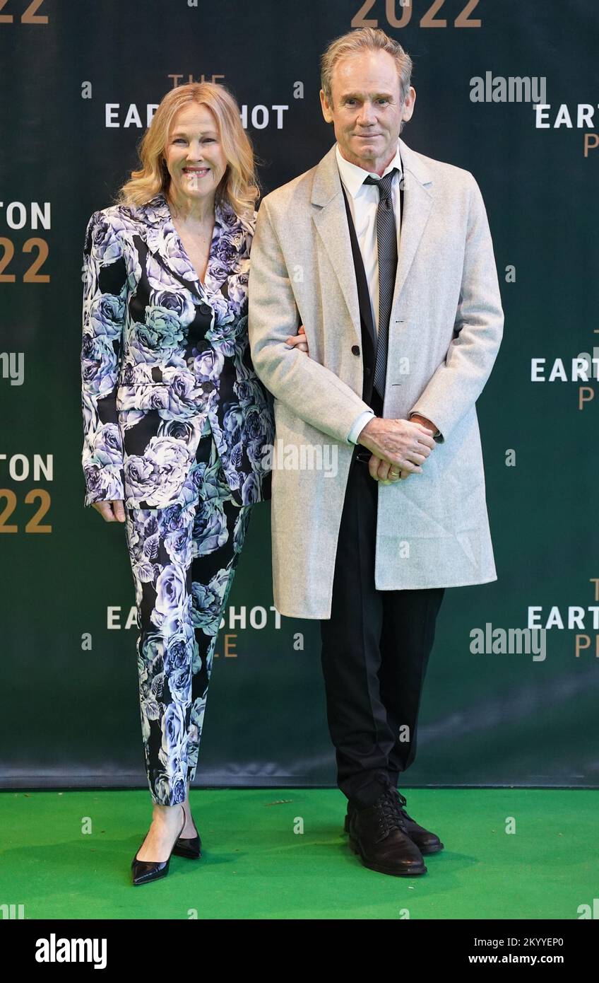 Die Schauspielerin Catherine O'Hara und ihr Mann Bo Welch kommen zur zweiten jährlichen Preisverleihung für die Earthshot Awards in der MGM Music Hall in Fenway in Boston, Massachusetts, in der die Gewinner des Jahres 2022 vorgestellt werden. Stockfoto