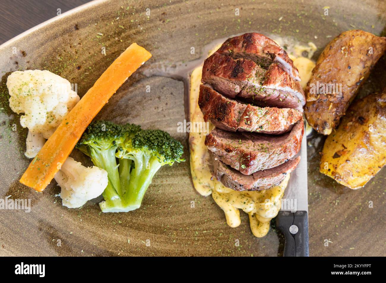 Nahaufnahme von gebratenem Lammfleisch aus Island. Island ist bekannt für sein köstliches geröstetes Lamm, ohne den Gamey-Geschmack Stockfoto