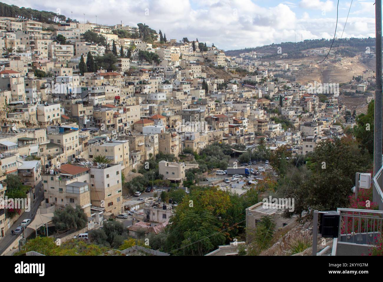 8. November 2022 Ein Blick auf die überfüllten und verdichteten lokalen Wohnungen von der Terrasse in der Nähe des Hiskia-Tunnels in Jerusalem Israel Stockfoto