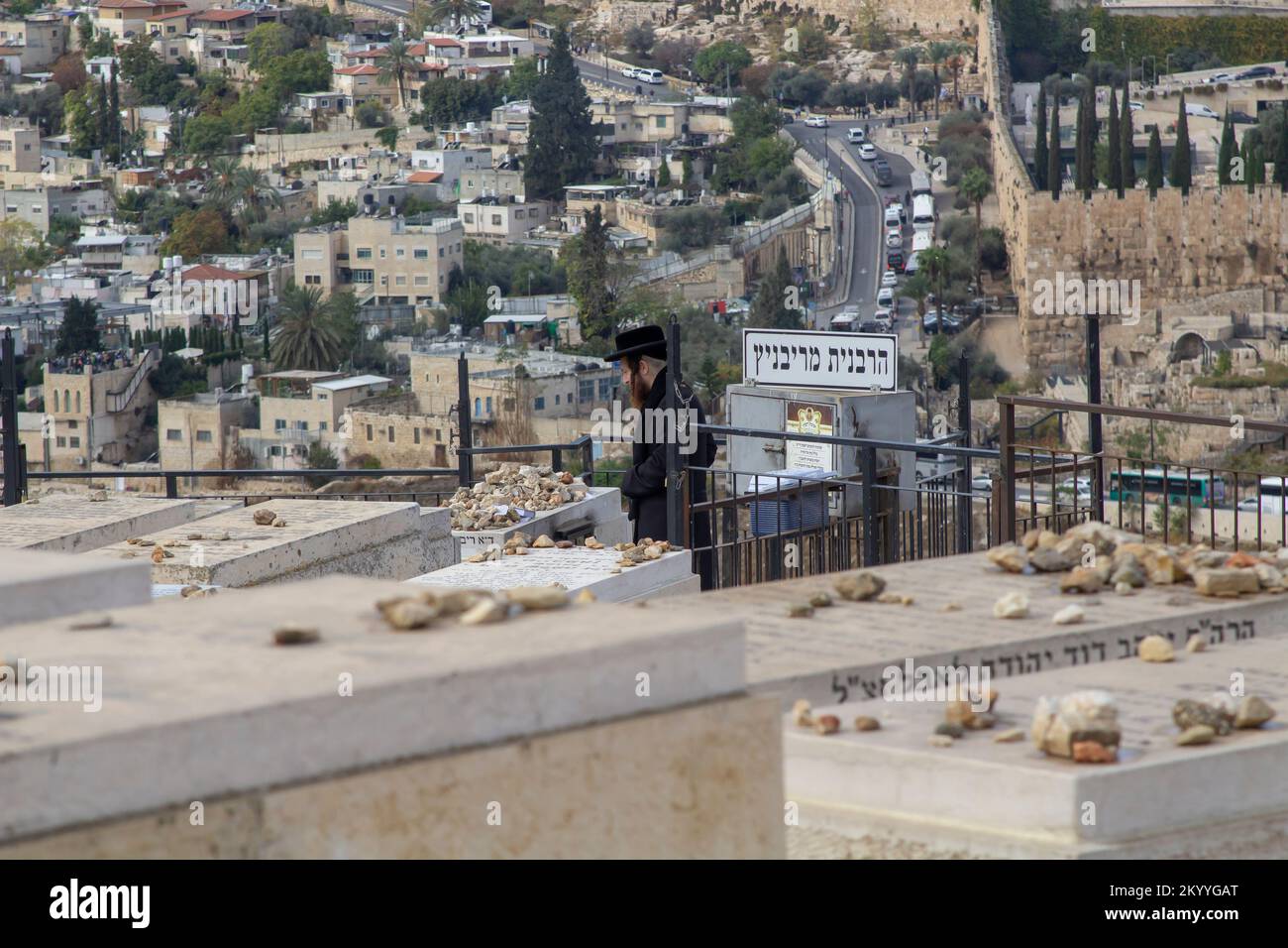 Ein männlicher chassidischer Jude, der seine Hingabe in einem Grab auf dem Ölberg in der historischen Stadt Jerusalem in Israel verrichtet Stockfoto