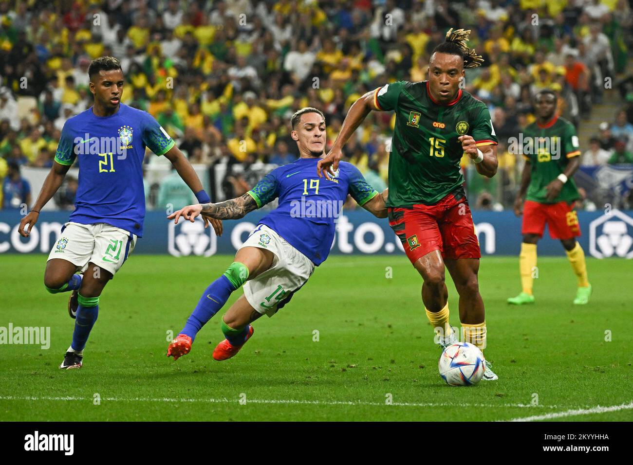 Doha, Katar. 02.. Dezember 2022. Antony of Brazil und Pierre Kunde of Cameroun während des Spiels Kamerun gegen Brasilien der FIFA-Weltmeisterschaft Katar 2022 am 2. Dezember 2022 im Lusail Stadium in Doha, Katar. Foto: Laurent Zabulon/ABACAPRESS.COM Kredit: Abaca Press/Alamy Live News Stockfoto