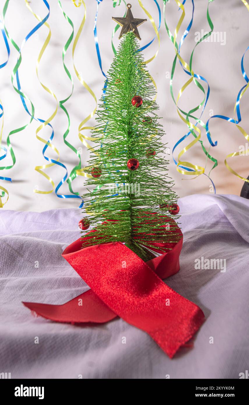 Weihnachtsbaum mit einer Schleifenleine im Hintergrund mit den Farben Brasiliens, brasilianisches Weihnachtskonzept, Stockfoto