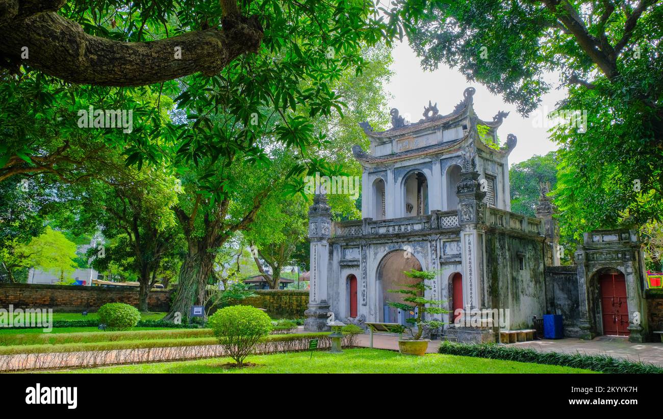 Das große Tor des Literaturtempels in Hanoi, Vietnam Stockfoto