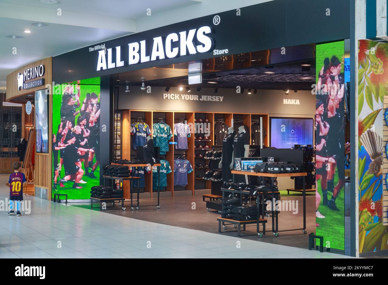 Der offizielle All Blacks Rugby Team Merchandise Store in Auckland Airport, Auckland, Neuseeland Stockfoto