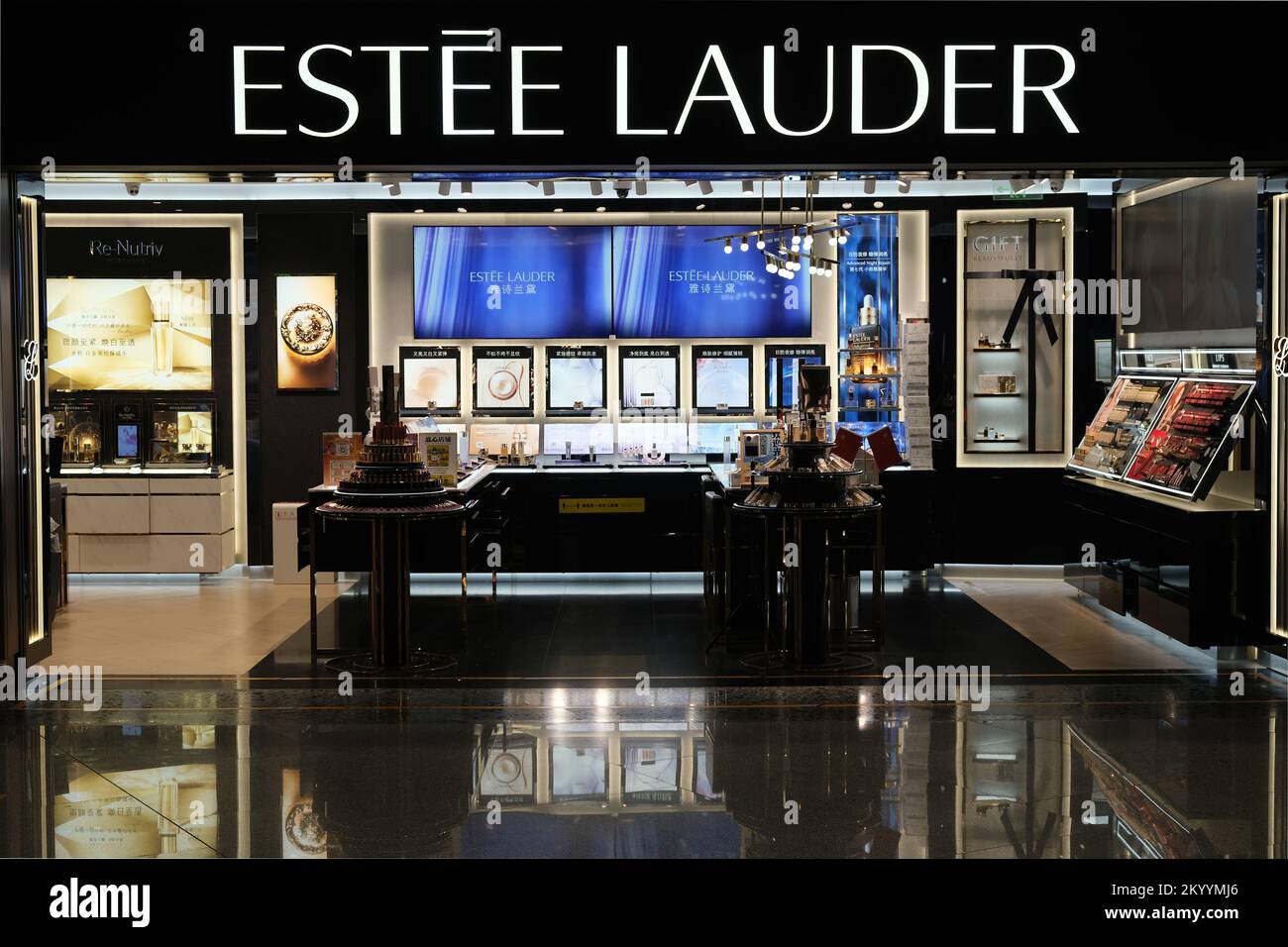 Peking, China-September 17. 2022: Fassade des Einzelhandelsgeschäfts Estee Lauder. Eine amerikanische Kosmetikfirma Stockfoto