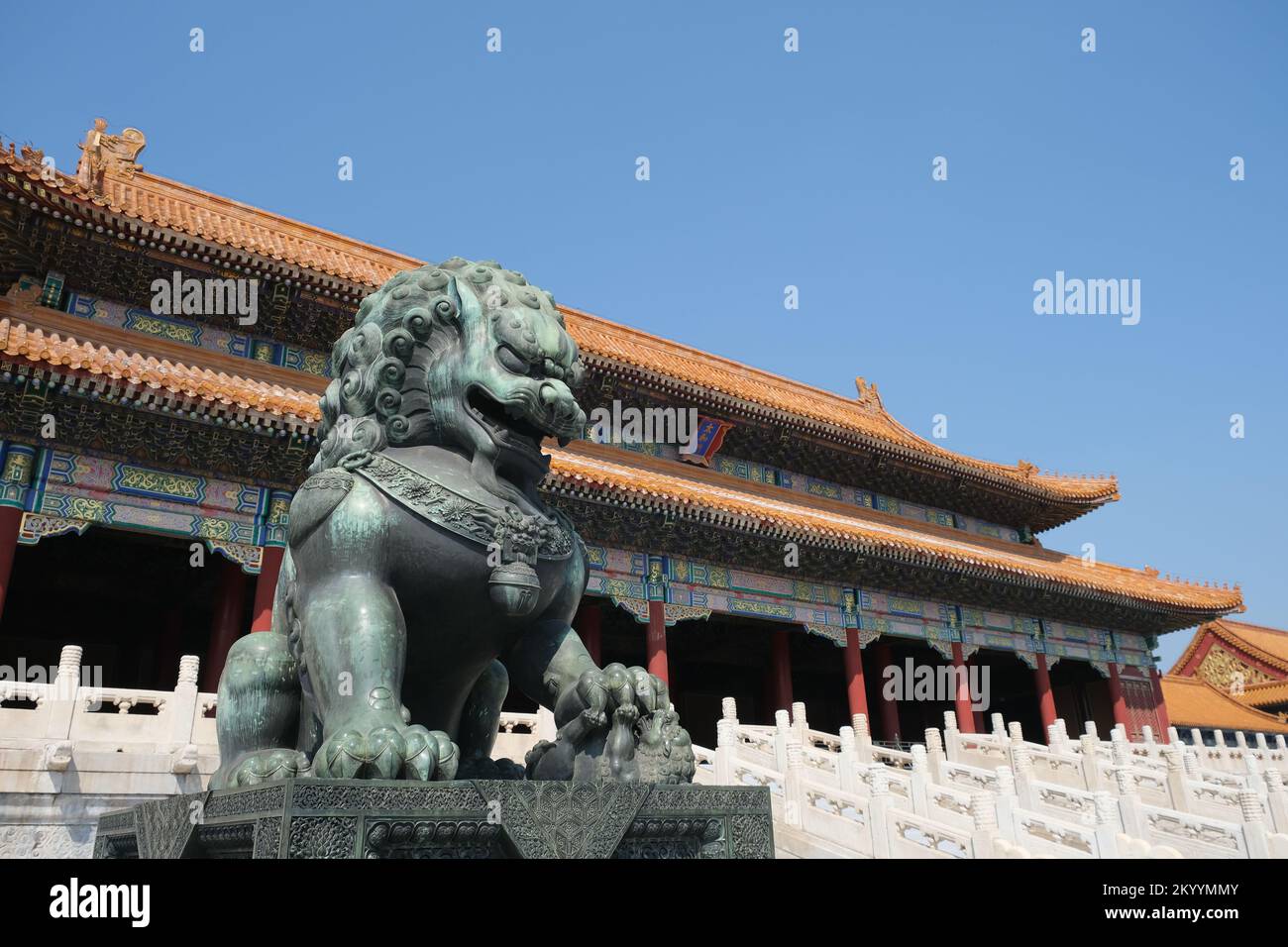 Peking, China-September 16. 2022: Traditioneller kaiserlicher Wächter Bronze Löwe am Tor der Obersten Harmonie in der Verbotenen Stadt an sonnigen Tagen Stockfoto