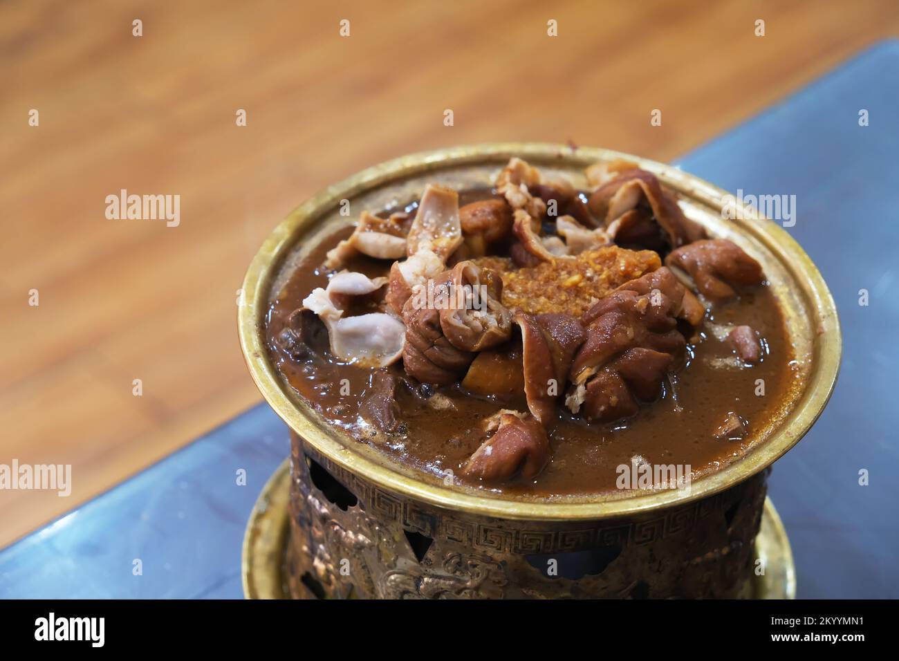 Ein Teller Luzhu huoshao auf dem Tisch. Traditionelles Essen in Peking. Stockfoto