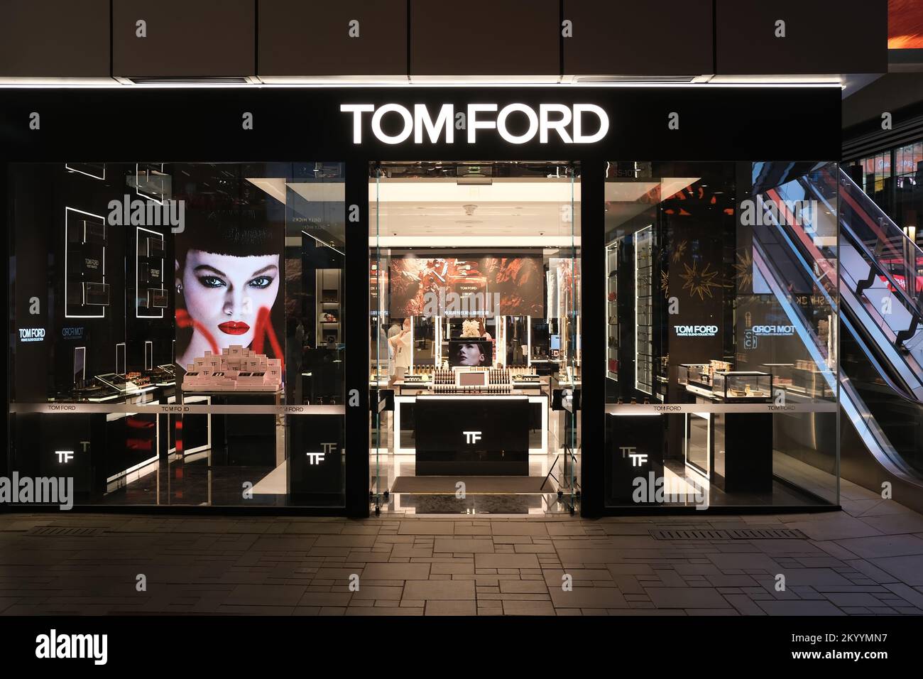 Peking, China-September 14. 2022: Fassade des TOM-FORD-Schönheitsgeschäfts bei Nacht. Luxusmarke Stockfoto