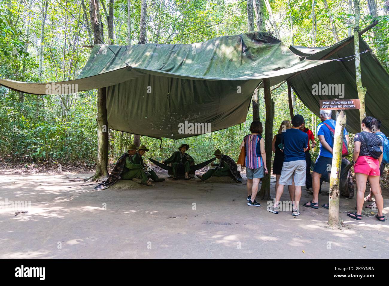 Ho-Chi-Minh-Stadt, Vietnam - 9. November 2022: Cu-Chi-Tunnel in der Nähe von Saigon, berühmte Touristenattraktion. Installation des amerikanischen Vietnamkriegs, Soldaten Stockfoto