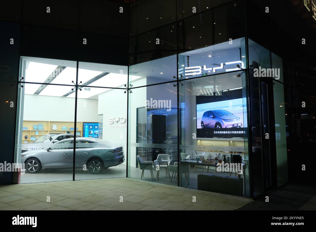Shanghai, China-Oktober 22. 2022: BYD Elektroautos-Einzelhandelsgeschäft bei Nacht. BYD Auto ist ein chinesisches Unternehmen Stockfoto
