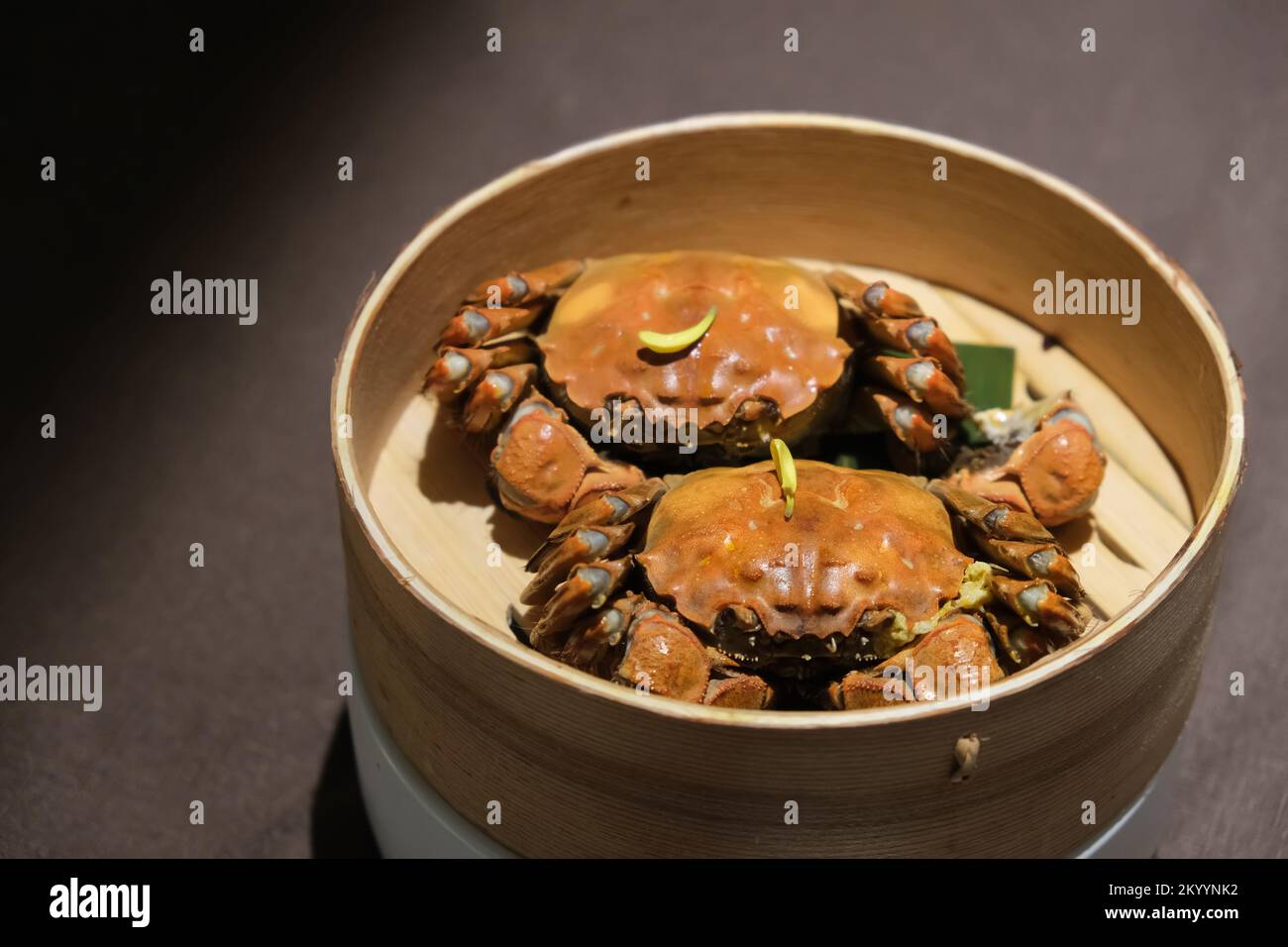 Zwei gedämpfte Krabben im Dampfgarer auf dem Tisch. Chinesisches Essen Stockfoto