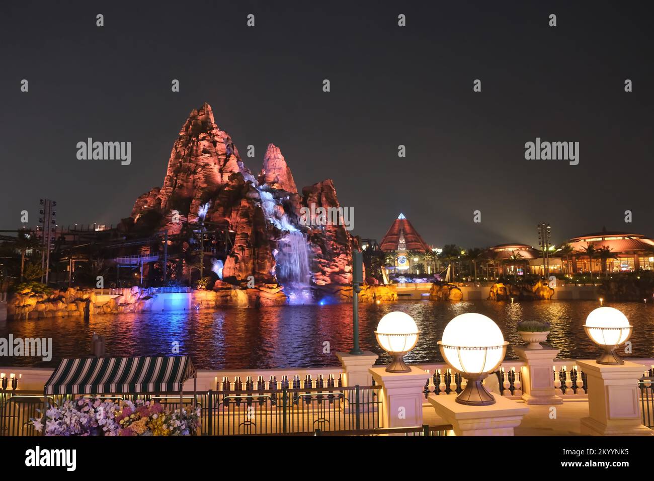 Peking, China-September 13. 2022: Farbenfrohe Nachtszene der Universal Studios Beijing bei Nacht Stockfoto